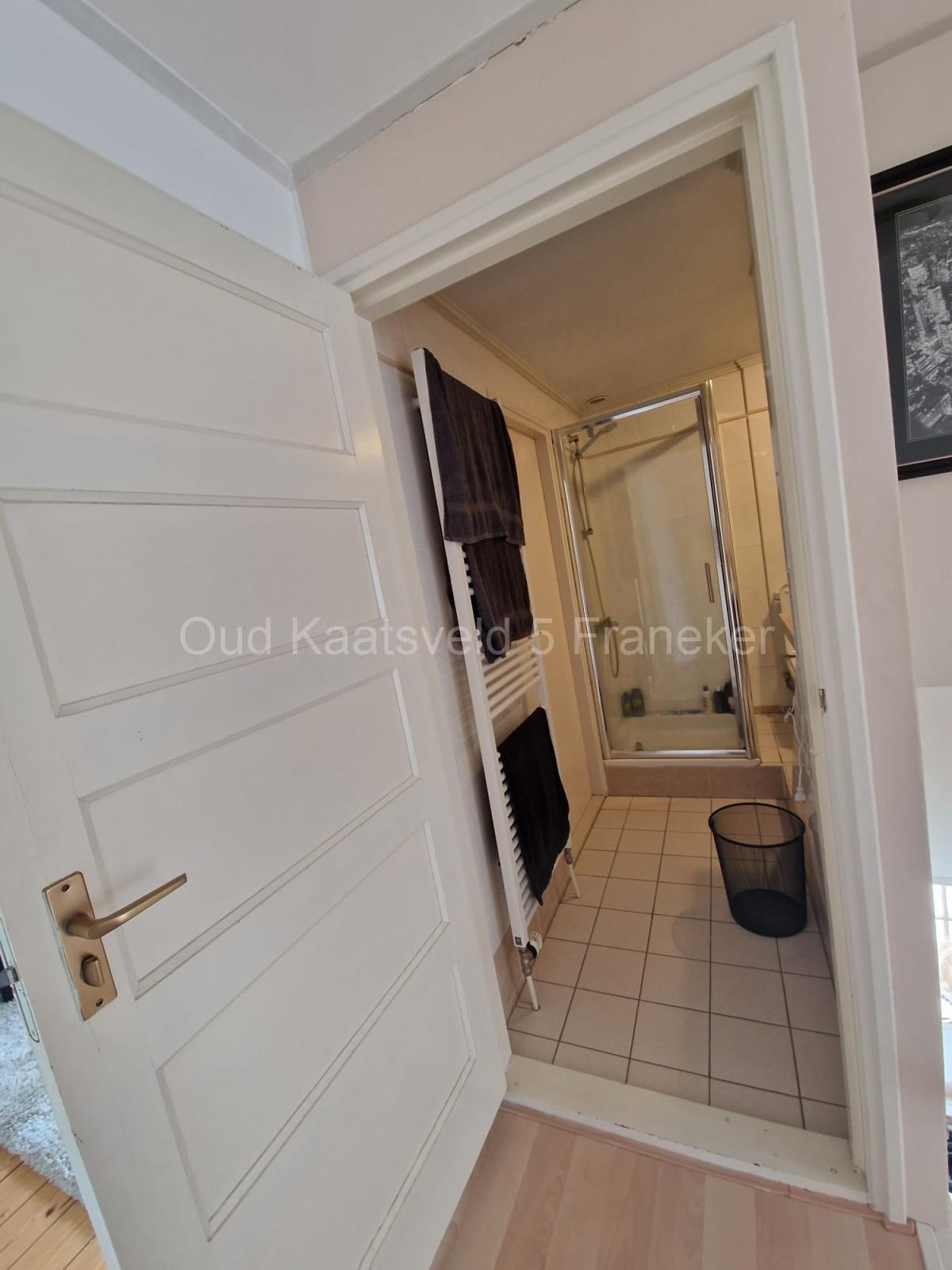 Deur van de badkamer in de hal