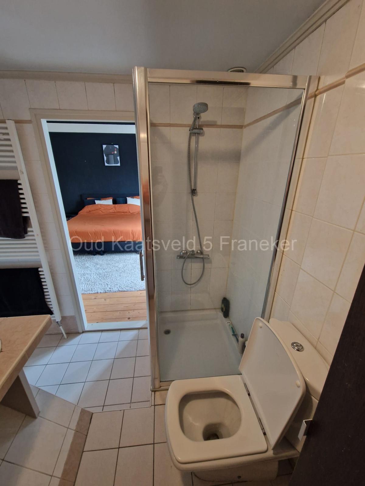 De badkamer met zicht op de Master Bedroom